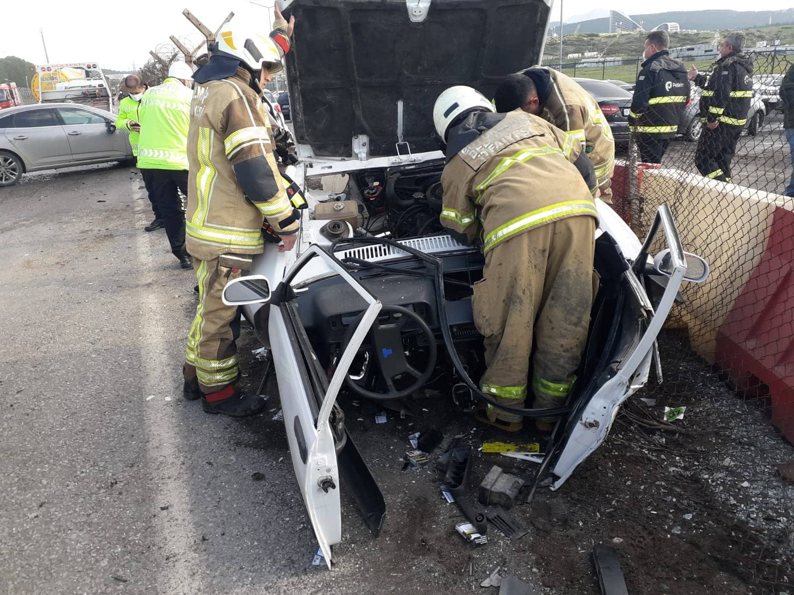 İzmir’de feci kaza: Otomobil ikiye bölündü, 4 kişi yaralandı